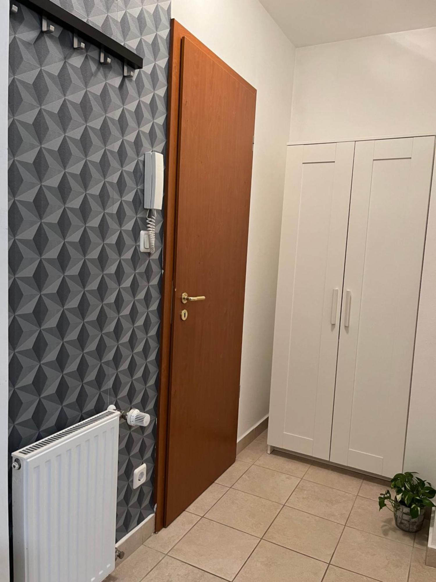 Apartment Center With Optional Garage