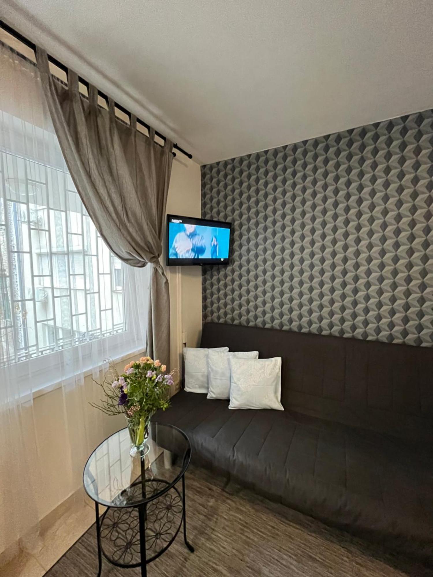 Apartment Center With Optional Garage *