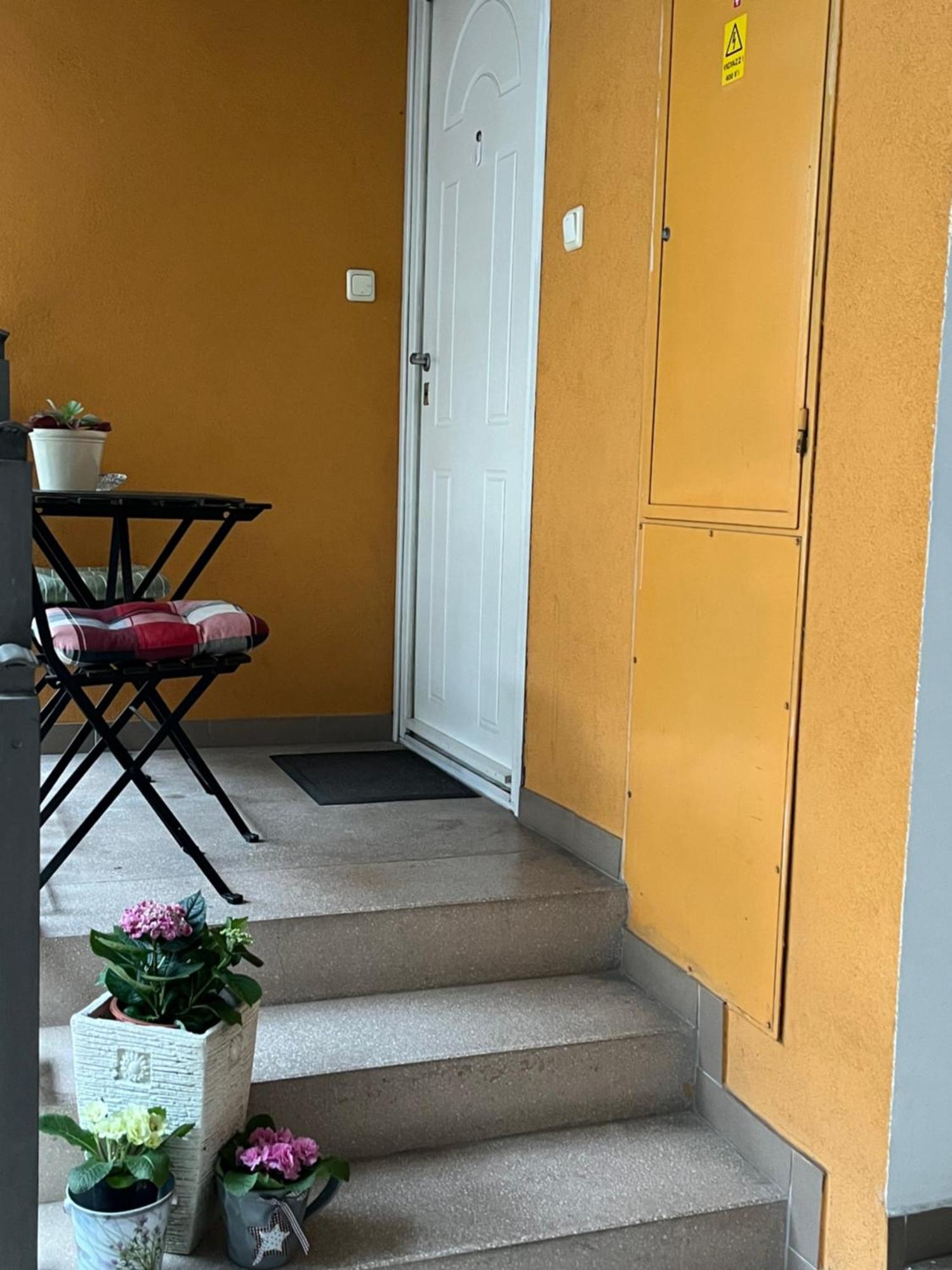 Apartment Center With Optional Garage
